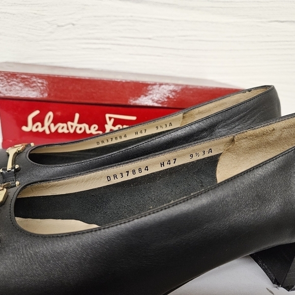 Salvatore Ferragamo Charade Vintage Calf Leather Heels in Black and Gold Sz 9.5 - Picture 8 of 13